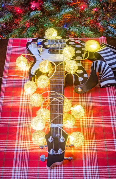 季节假日乐器四弦乐与圣诞树背景 — 图库照片