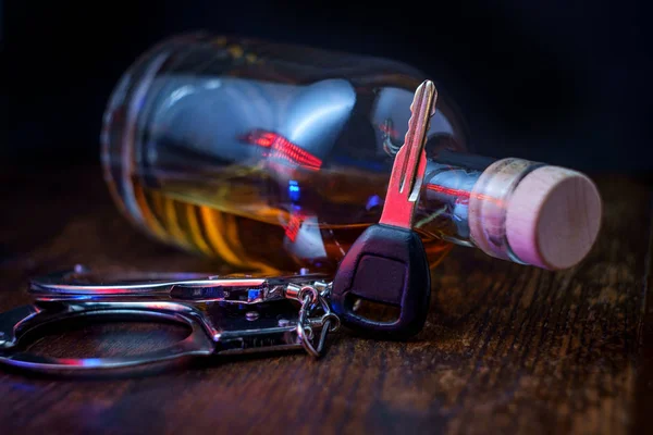 Halbleere Flasche Whisky Auf Rustikaler Holztheke Mit Schlüsseln Und Handschellen — Stockfoto