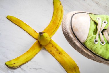 Muz Kabuğu Kaygan Spor Ayakkabı