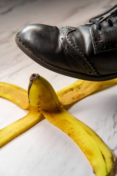 Banana Peel Perempuan Sepatu — Stok Foto