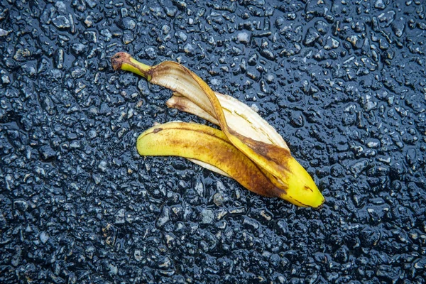 Скользкая комедия "Банановая кожура" — стоковое фото