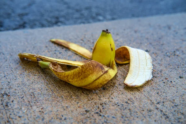 Schlüpfrige Comedy-Bananenschale — Stockfoto