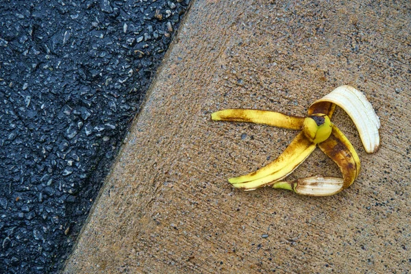 Скользкая комедия "Банановая кожура" — стоковое фото