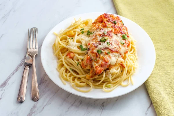Italian Bruschetta Chicken Spaghetti — Stock Photo, Image