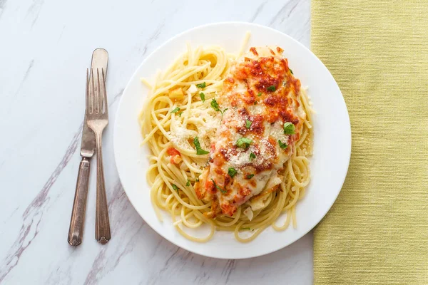 Italian Bruschetta Chicken Spaghetti — Stock Photo, Image