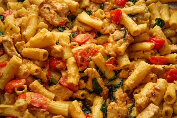 Rigatoni csirke zöldség Alfredo — Stock Fotó