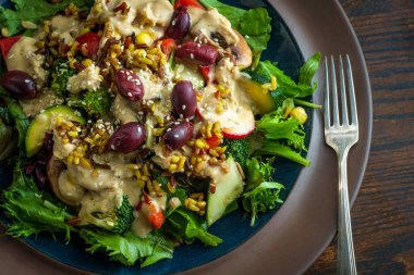 Vejetaryen Akdeniz Salatası