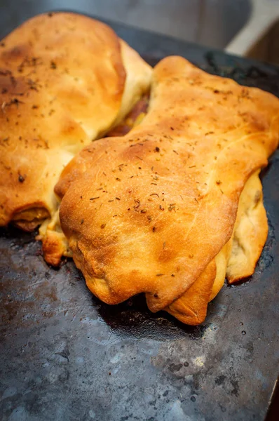 Főzés kolbász Stromboli — Stock Fotó