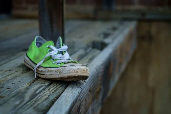 Régi kopott elhagyott cipők — Stock Fotó