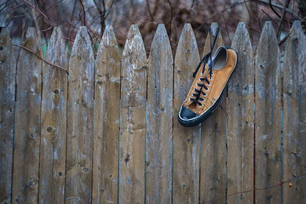 Vecchio indossato scarpe abbandonate — Foto Stock