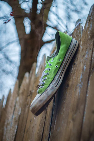 Zapatos viejos desgastados abandonados — Foto de Stock
