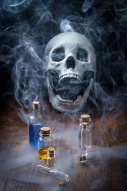 Kafatası Çeşitli Zehirli Şişeler