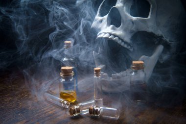 Kafatası Çeşitli Zehirli Şişeler