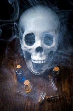 Kafatası Çeşitli Zehirli Şişeler