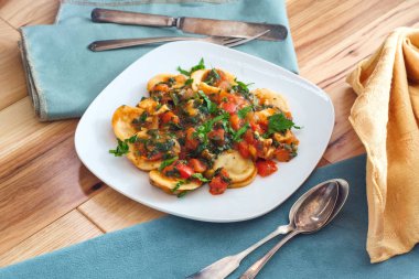 Peynirli Mantı Tavuk Sosu