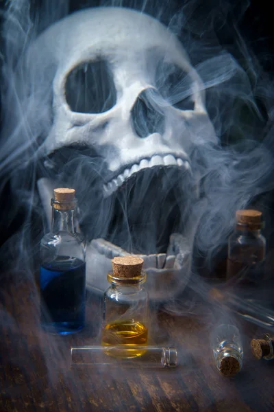 頭蓋骨の盛り合わせ毒ボトル — ストック写真