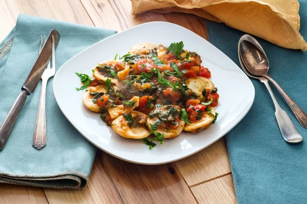 Salsa de pollo con queso Ravioli — Foto de Stock