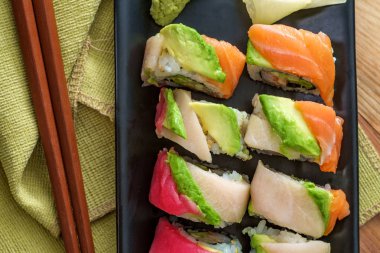 Gökkuşağı suşi rulosu