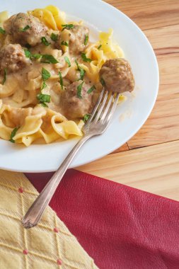 İsveç Köfte Soslu Erişte