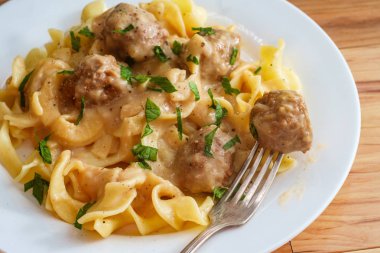 İsveç Köfte Soslu Erişte