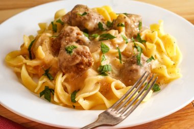 İsveç Köfte Soslu Erişte