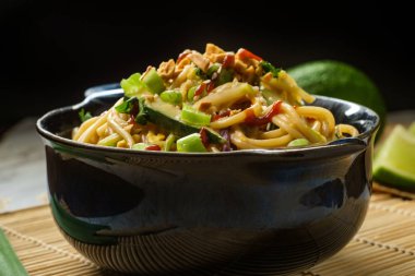 Tay Fıstık Ezmesi Lo Mein