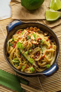 Tay Fıstık Ezmesi Lo Mein