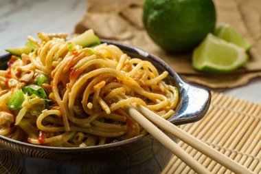 Tay Fıstık Ezmesi Lo Mein