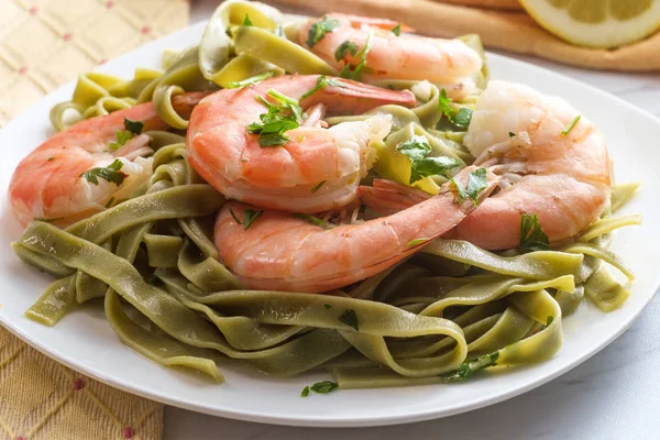 Garnalen scampi Pappardelle pasta — Stockfoto