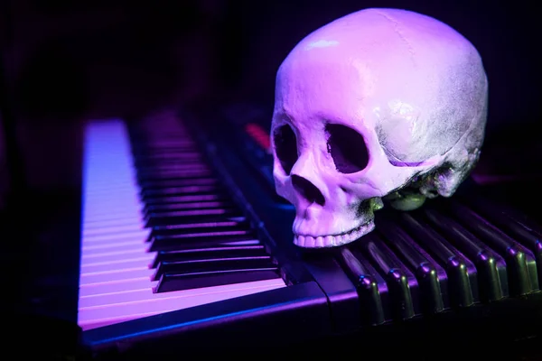 Performance czaszka fortepian Keyboard — Zdjęcie stockowe