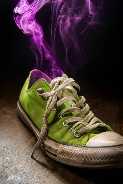Βρώμικα παπούτσια πολύχρωμα — Φωτογραφία Αρχείου