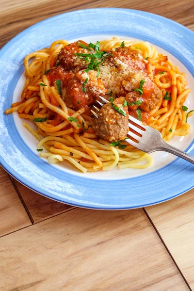 Спагетти и фрикадельки — стоковое фото