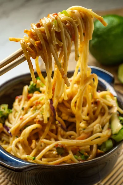 Thai Peanut Butter Lo Mein — Stock Photo, Image