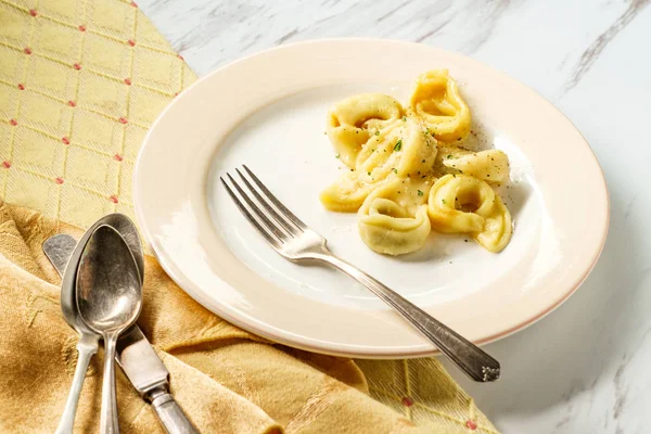 Smör parmesan tortellini — Stockfoto