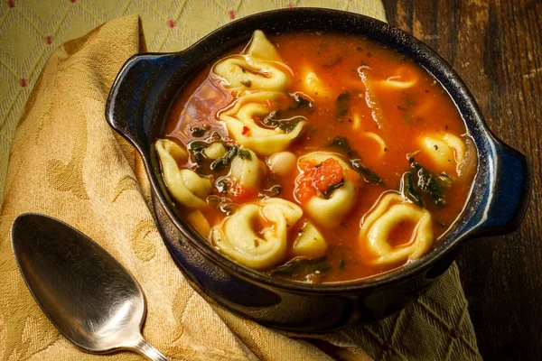 Суп из помидоров Тортеллини — стоковое фото