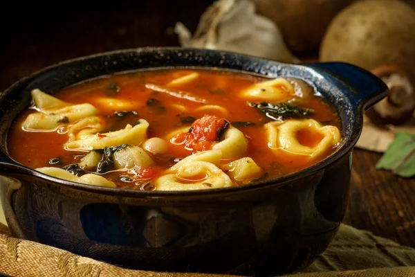 Tomatensuppe mit Tortellini — Stockfoto