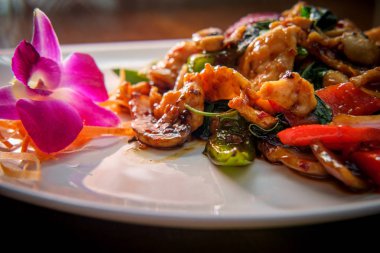 Tay Fesleğen tavuk sebze