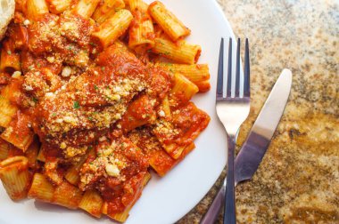 Bolonya Rigatoni Braciola