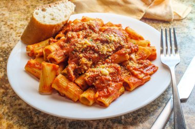Bolonya Rigatoni Braciola