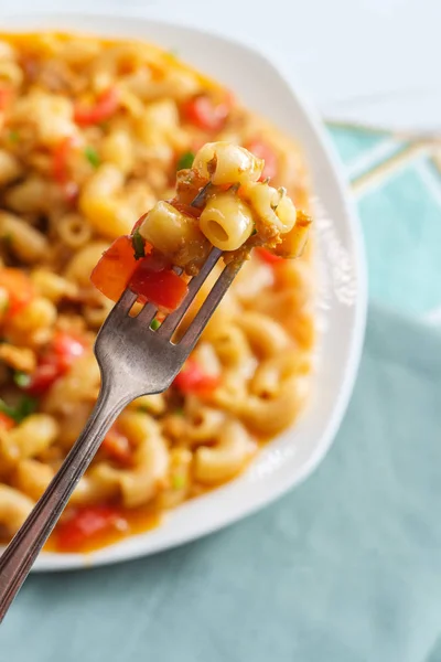 Cheesy nötkött makaroner pasta — Stockfoto