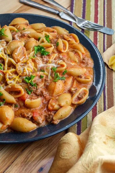 Cheesy wołowina Shell Pasta — Zdjęcie stockowe