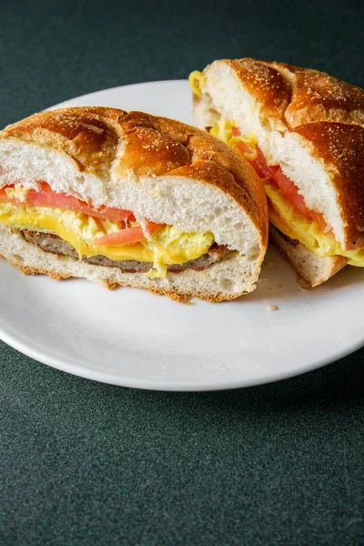 Sandwich Sarapan Telur Sosis — Stok Foto