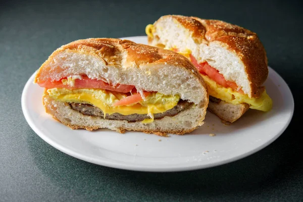 Sandwich Sarapan Telur Sosis — Stok Foto