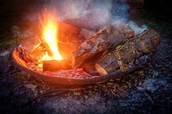 Puits de feu de camp d'été — Photo