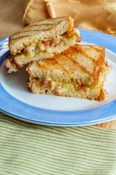 Hühnercordon bleu panini — Stockfoto