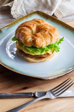 Sosis Yumurta peynirli kruvasan