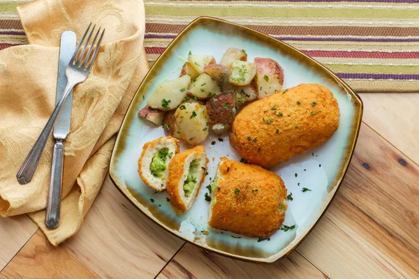 Pollo relleno de brócoli con queso — Foto de Stock