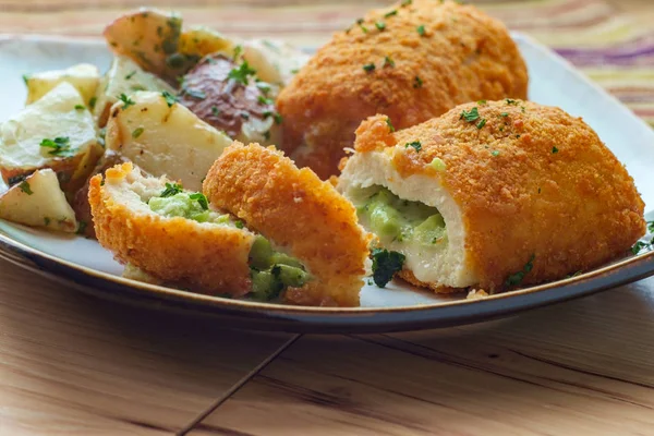 Pollo relleno de brócoli con queso — Foto de Stock