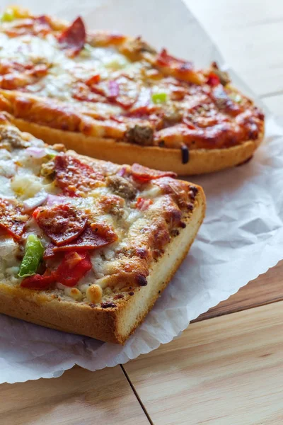 Oberste französische Brotpizza — Stockfoto