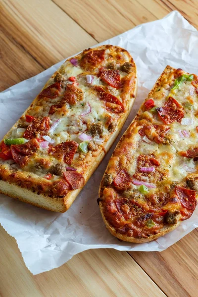 Högsta franska bröd pizza — Stockfoto